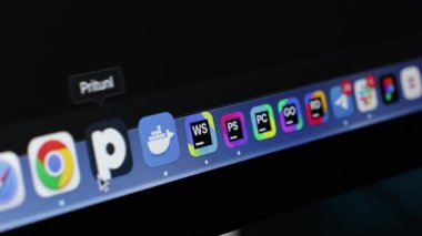 Poznan, Polonya - 30 Nisan 2025: PyCharm uygulamasının MacBook rıhtımındaki imleç üzerinde gezinen, Python kodlaması için JetBrains IDE 'sini gösteren, veri biliminde, otomasyon, arka uç sistemlerinde kullanılan ikonuna yakın çekim