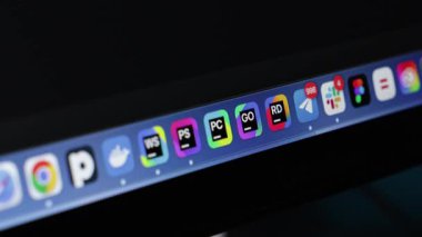 Poznan, Polonya - 30 Nisan 2025: GoLand simgesinin MacBook rıhtımında işaretçiyle yakınlaştırılması, JetBrains IDE 'nin Go dili geliştirme konusunda uzmanlaşması, arka uç programlamasında kullanılması