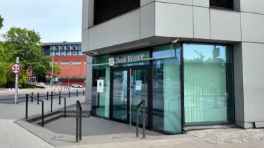 Poznan, Polonya - 1 Haziran 2025: Çağdaş bir finans kurumu olan Bank Polski 'nin dış görünüşü, şık cam girişi ve bankacılık faaliyetleri için kentsel çevresini gözler önüne seriyor