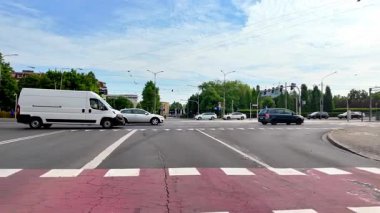 Poznan, Polonya - 1 Haziran 2025: Kalabalık şehir trafiğini, organize yol sistemlerini ve entegre yeşil alanları gösteren çeşitli arabalarla canlı bir şehir kavşağının panoramik görünümü