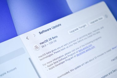Poznan, Polonya - 10 Haziran 2025: Yeni MACOS 26 güncellemesi gelecekteki teknolojik yenilikleri sunan bir macOS beta sistem ekranında görünüyor