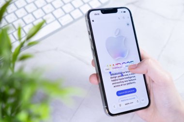Poznan, Polonya - 10 Haziran 2025: iOS 26 ve Sıvı Cam tasarım özellikleri Apple iPhone 'da keşfedildi.