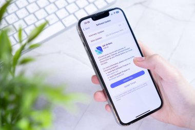 Poznan, Polonya - 10 Haziran 2025: Akıllı telefondaki yazılım güncelleme ekranı yeni iOS 26 Beta 'yı yeni bir Sıvı Cam tasarımı ile gösteriyor, gelecekteki mobil işletim sistemini vurguluyor