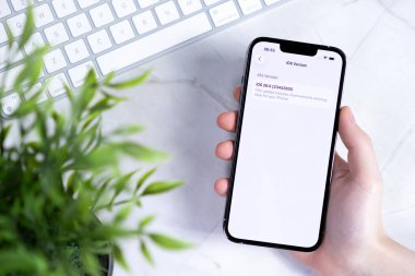 Poznan, Polonya - 10 Haziran 2025: Gelişmiş mobil deneyim için Sıvı Cam In DESIGN içeren iOS 26 yazılım güncellemesini gösteren modern iPhone