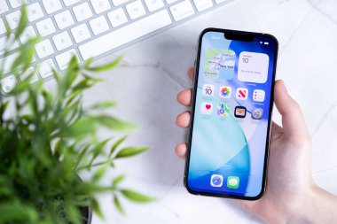 Poznan, Polonya - 10 Haziran 2025: Akıllı telefon ile yakın çekim, yenilikçi yeni iOS 26 Sıvı Cam Tasarım ve Dijital Bağlantı
