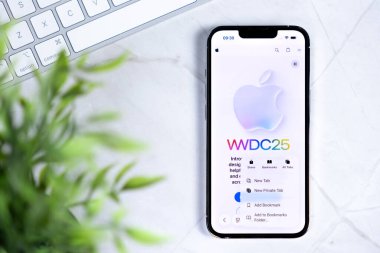 Poznan, Polonya - 10 Haziran 2025: NEW iOS 26 arayüzünü gösteren Modern Apple iPhone Sıvı Cam tasarım konsepti varsayımsal WWDC25 geliştirici konferans etkinliğinde tanıtıldı