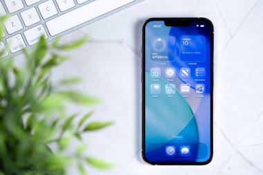 Poznan, Polonya - 10 Haziran 2025: Yeni iOS 26 işletim sistemini Sıvı Cam arayüzüyle sunan modern akıllı telefon ekranı, çok yönlü bir kopya alanı sunuyor