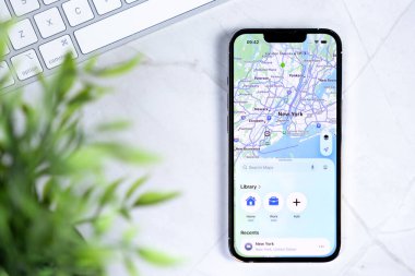 Poznan, Polonya - 10 Haziran 2025: Yeni bir iOS 26 iPhone üzerindeki Apple Haritaları uygulaması, tasarımda Yeni Sıvı Camlar, New York 'u betimliyor