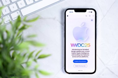 Poznan, Polonya - 10 Haziran 2025: WWDC25 Apple iPhone 'da NEW IOS 26 ve NEW Glass IN DESIGN, yenilikçi mobil teknolojiyi ve gelecekteki güncellemeleri sembolize ediyor