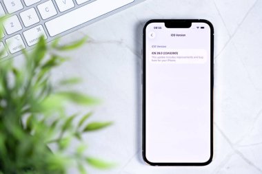 Poznan, Polonya - 10 Haziran 2025: Yeni iOS 26 yazılım güncellemesini tasarım alanında benzersiz yeni bir Sıvı Cam ile gösteren akıllı telefon, sistem geliştirmelerini güvence altına alıyor