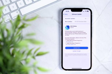 Poznan, Polonya - 10 Haziran 2025: Modern iPhone, Liquid Glass simgesi ile yeni iOS 26 Beta yazılım güncellemesini gösteriyor, mobil işletim sistemini ve dijital teknolojinin geleceğini sembolize ediyor