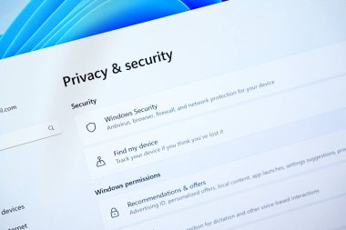 Poznan, Polonya - 6 Haziran 2025: Windows Security uygulaması bir bilgisayar ekranında gösterildi, Windows 11 kullanıcıları için gizlilik ve dijital koruma özellikleri sunuldu