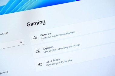 Poznan, Polonya - 6 Haziran 2025: Oyun için Windows 11 ayarı arayüzü, kullanıcıların denetim kısayollarını özelleştirmelerine, yakalamalarına ve oyunu optimize etmelerine olanak sağlıyor