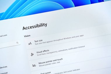 Poznan, Polonya - 6 Haziran 2025: Windows 11 işletim sisteminin erişilebilirlik menüsüne yakından bakmak, metin boyutu ve fare imleci ayarları gibi özellikleri vurgulamak, gelişmiş kullanılabilirlik için tasarlanmış