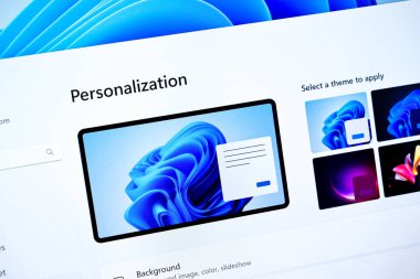 Poznan, Polonya - 6 Haziran 2025: Windows 11 kullanıcı arayüzü içindeki kişiselleştirme ayarları, masaüstü arkaplanının geliştirilmesi için çeşitli tema seçenekleri sunuyor