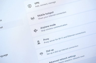 Poznan, Polonya - 6 Haziran 2025: Güvenli dijital iletişim seçeneklerini vurgulayarak, vekil sunucu ve çevirme gibi çeşitli ağ ayarlarını sunan bir bilgisayar monitörü arayüzünün ayrıntılı görünümü