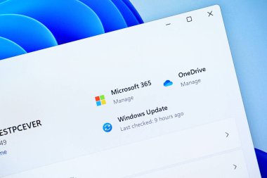 Poznan, Polonya - 6 Haziran 2025: Microsoft 365, OneDrive ve Windows Update özelliklerini gösteren Windows 11 işletim sistemi ekranının kapatılması ve sorunsuz bulut entegrasyonu ve sistem güncellemeleri