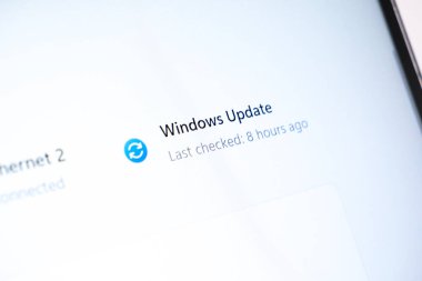 Poznan, Polonya - 6 Haziran 2025: Sistem istikrarı ve kullanıcı mahremiyeti açısından kritik bir Windows Güncelleme durumunu gösteren bir bilgisayar monitörünün keskin detaylı görüntüsü