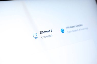 Poznan, Polonya - 6 Haziran 2025: Windows Güncelleme bilgileri ve temiz dijital arayüz kopyalama alanı ile Ethernet 2 bağlı durumunu gösteren Windows 11