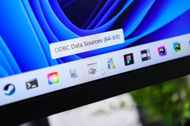 Poznan, Polonya - 6 Haziran 2025: Detaylı bir görünüm ODBC Veri Kaynakları 64-bit ipucunu Windows 11 görev çubuğu simgeleri ve IT yönetim simgelerini gösteren bir bilgisayar ekranında gösterir