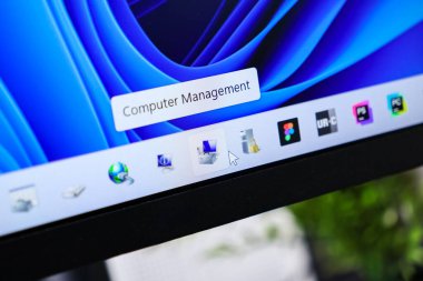 Poznan, Polonya - 6 Haziran 2025: Bilgisayar Yönetimi aracı, fare vurgu simgesi, sistem yönetimi, kurulum ve bilişim desteği