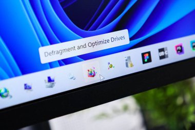 Poznan, Polonya - 6 Haziran 2025: Defragment ve Optimizasyon Sürücülerinin özelliklerini gösteren, sistem sağlığını gösteren ve bilgisayar hızını artıran bir monitörün net yakın çekimi