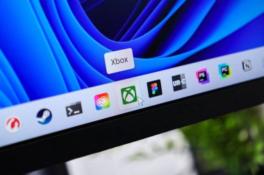 Poznan, Polonya - 6 Haziran 2025: Xbox uygulama simgesi modern Windows 11 görev çubuğunda açıkça görülüyor, bir fare imleci aktif olarak dijital oyun platformunu seçiyor