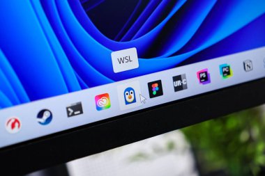 Poznan, Polonya - 6 Haziran 2025: Modern işletim sistemi entegrasyonunu vurgulayan, Linux simgesi üzerinde WSL ipucuyla Windows 11 görev çubuğunu gösteren dizüstü bilgisayarın yakın çekimi