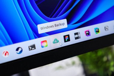 Poznan, Polonya - 6 Haziran 2025: Bir bilgisayar ekranındaki Windows Yedekleme uygulama simgesi, fare imleci, bulut veri depolama ve güvenilir sistem yedeklemesini gösteren