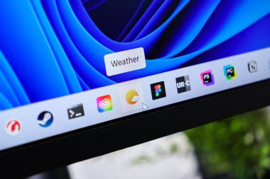 Poznan, Polonya - 6 Haziran 2025: Fare imleci ile hava durumu uygulama simgesini gösteren bilgisayar ekranının kapatılması, dijital bilgi ve kullanıcı arayüzünün vurgulanması