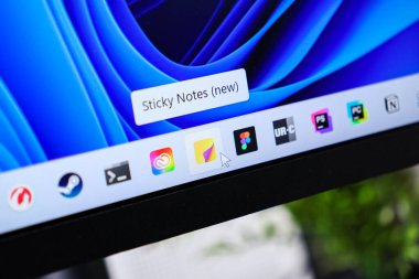 Poznan, Polonya - 6 Haziran 2025: Fare imleci, Windows 11 görev çubuğundaki Yapışkan Notlar (yeni) simgesi üzerinde durmakta, hatırlatıcılar ve planlar için dijital aracı vurguluyor