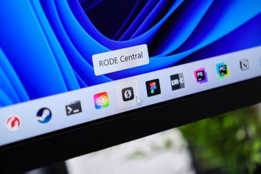 Poznan, Polonya - 6 Haziran 2025: RODE Merkezi uygulama ipuçları Windows 11 görev çubuğundaki simgesinin üzerinde görünür, modern dijital ses araçları ve arayüzü göstermektedir