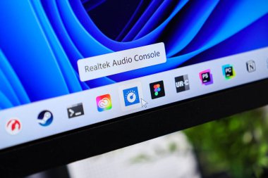 Poznan, Polonya - 6 Haziran 2025: Realtek Ses Konsolu uygulaması, dijital ses kontrolü ve kullanıcı arayüzünü temsil eden Windows 11 görev çubuğunda belirgin bir şekilde görüntülendi