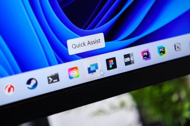 Poznan, Polonya - 6 Haziran 2025: Dijital yardım ve sorun giderme için Windows 11 görev çubuğundaki bir fare imleci tarafından vurgulanan hızlı uygulama simgesi