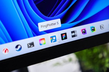Poznan, Polonya - 6 Haziran 2025: PingPlotter 5 yazılımının simgesi, ağ performans analizi ve sorun çözmede kullanılan Windows 11 görev çubuğunda belirgin bir şekilde görünür