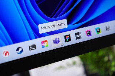 Poznan, Polonya - 6 Haziran 2025: Microsoft Ekip uygulama simgesi ve laptop ekranında fare imleci, sanal takım toplantıları için modern işletim sistemini gösteren