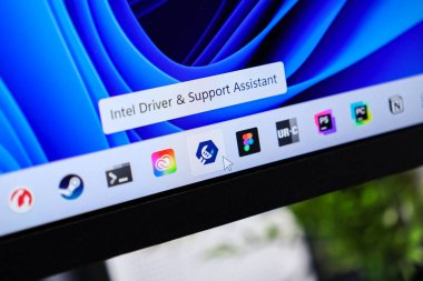 Poznan, Polonya - 6 Haziran 2025: Intel Sürücü & Destek Yardımcısı uygulaması imleç ile Windows 11 görev çubuğunda gösterildi, ideal sistem performansı sağlandı