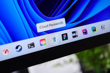 Poznan, Polonya - 6 Haziran 2025: Bir bilgisayar ekranında iCloud Parola uygulama simgesinin ve ipucunun yakın görüntüsü, güvenli parola yönetimini vurguluyor