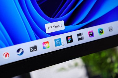 Poznan, Polonya - 6 Haziran 2025: Modern bir bilgisayar görev çubuğundaki HP Smart uygulama simgesinin yakın görüntüsü, dijital kurulumu ve uzaktan yazdırma yönetimini gösteren