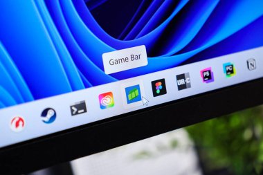 Poznan, Polonya - 6 Haziran 2025: Ekran ayrıntısı görev çubuğunda modern oyun deneyimleri için düzenli bir kullanıcı arayüzünü gösteren 'Game Bar' uygulama ipucunu ortaya çıkardı