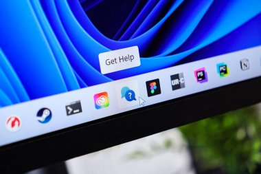 Poznan, Polonya - 6 Haziran 2025: Bir görev çubuğu, bir sohbet simgesi seçen bir fare imleci ve hızlı çevrimiçi desteği gösteren bir Get-Help açılımı