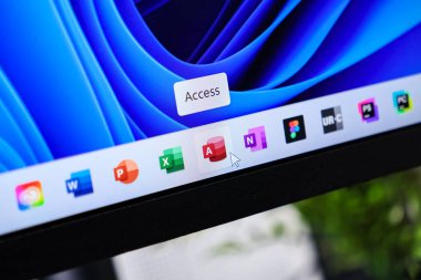 Poznan, Polonya - 6 Haziran 2025: Windows 11 görev çubuğundaki Microsoft Erişim simgesi, fare imleci etkileşimini önemli veritabanı yönetim yazılımı ile gösterir