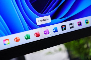 Poznan, Polonya - 6 Haziran 2025: Bir fare imleci tarafından seçilen OneNote simgesi ile Windows 11 görev çubuğunu gösteren canlı bilgisayar ekranı