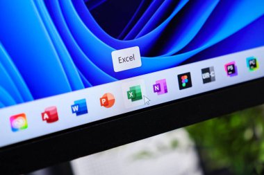 Poznan, Polonya - 6 Haziran 2025: Excel uygulama simgesi Windows 11 görev çubuğunda etkili veri yönetimi ve iş akışı çözümlerini sembolize eden bir fare imleci tarafından vurgulandı