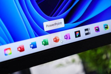 Poznan, Polonya - 6 Haziran 2025: PowerPoint uygulama simgesi, Windows 11 görev çubuğunda belirgin bir şekilde gösterilmiş, dijital sunumlar ve üretkenlik için gerekli yazılımı temsil etmektedir