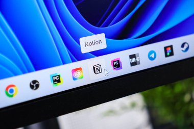 Poznan, Polonya - 6 Haziran 2025: Dijital ekranda Windows 11 görev çubuğunda Notion uygulama simgesi, imleç gezinmesi, Dijital yönetim için kavram ipuçları