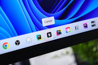 Poznan, Polonya - 6 Haziran 2025: Windows 11 ekranı uygulamalı görev çubuğu ve 'İmleç' araç ipucunu gösterir, modern dijital etkileşimi ve hızlı kullanıcı akışını gösterir