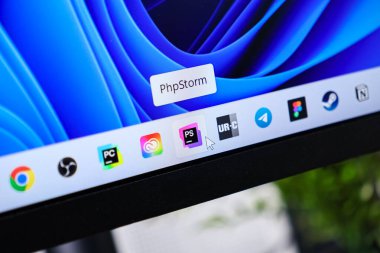 Poznan, Polonya - 6 Haziran 2025: PhpStorm, Windows 11 görev çubuğunda belirgin bir şekilde yer alan güçlü bir programlama uygulaması, imleç etkin olarak simgesini seçiyor