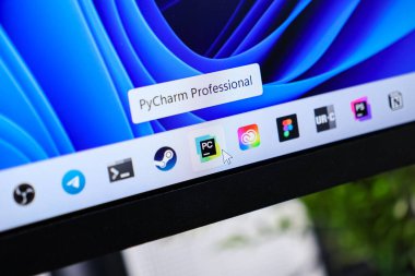 Poznan, Polonya - 6 Haziran 2025: PyCharm Professional, popüler bir Python IDE, Windows 11 masaüstünde, bir fare imleci tarafından kendi simgesini seçerken, modern kodlama iş akışını resmederken gösterilir.