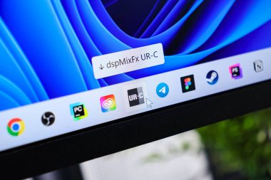 Poznan, Polonya - 6 Haziran 2025: Windows 11 arayüzü UR-C uygulamasını, fare imleci etkinliğini, dspMixFx UR-C indirmesini, modernize edilmiş dijital görevler için görünür kılıyor